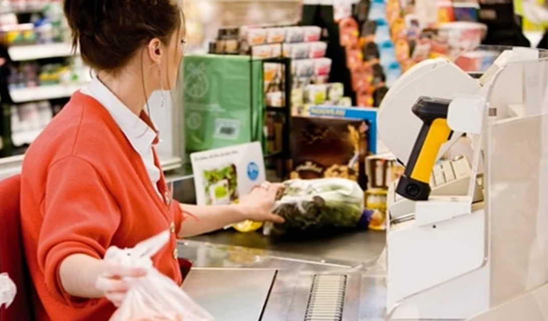Empleados de Comercio con aumento salarial en tres tramos y ademas una suma fija Empleados de Comercio con aumento salarial en tres tramos y ademas una suma fija