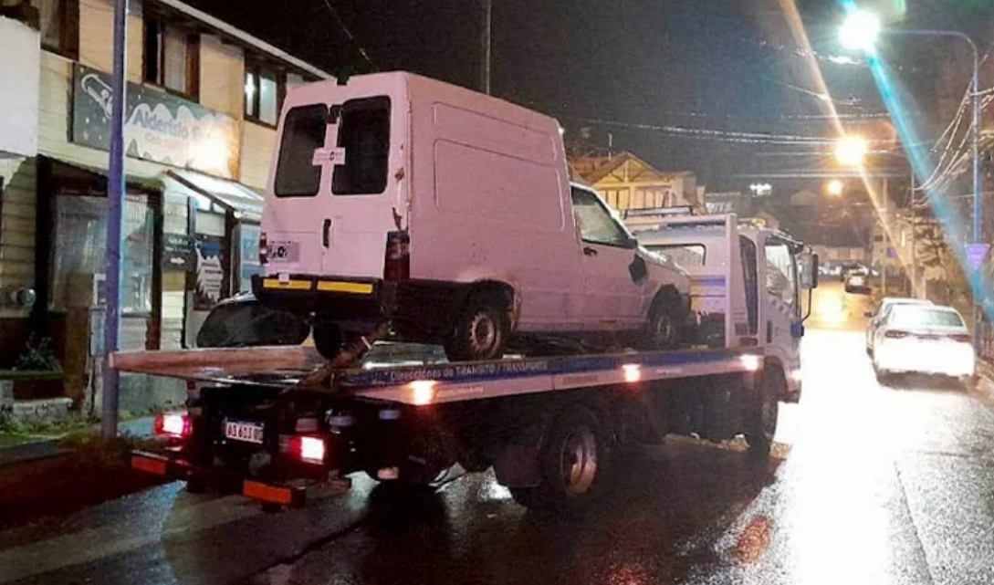 Borracho choco vehiculo estacionado y termino detenido en Ushuaia