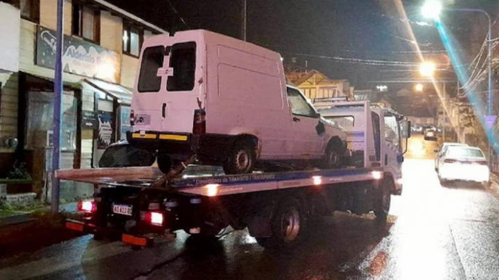 Borracho choco vehiculo estacionado y termino detenido en Ushuaia