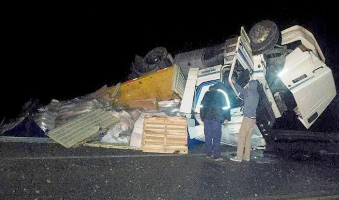 Despiste y vuelco de un camión en la Ruta 3