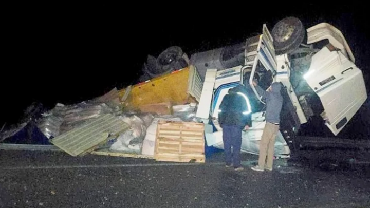 Despiste y vuelco de un camión en la Ruta 3