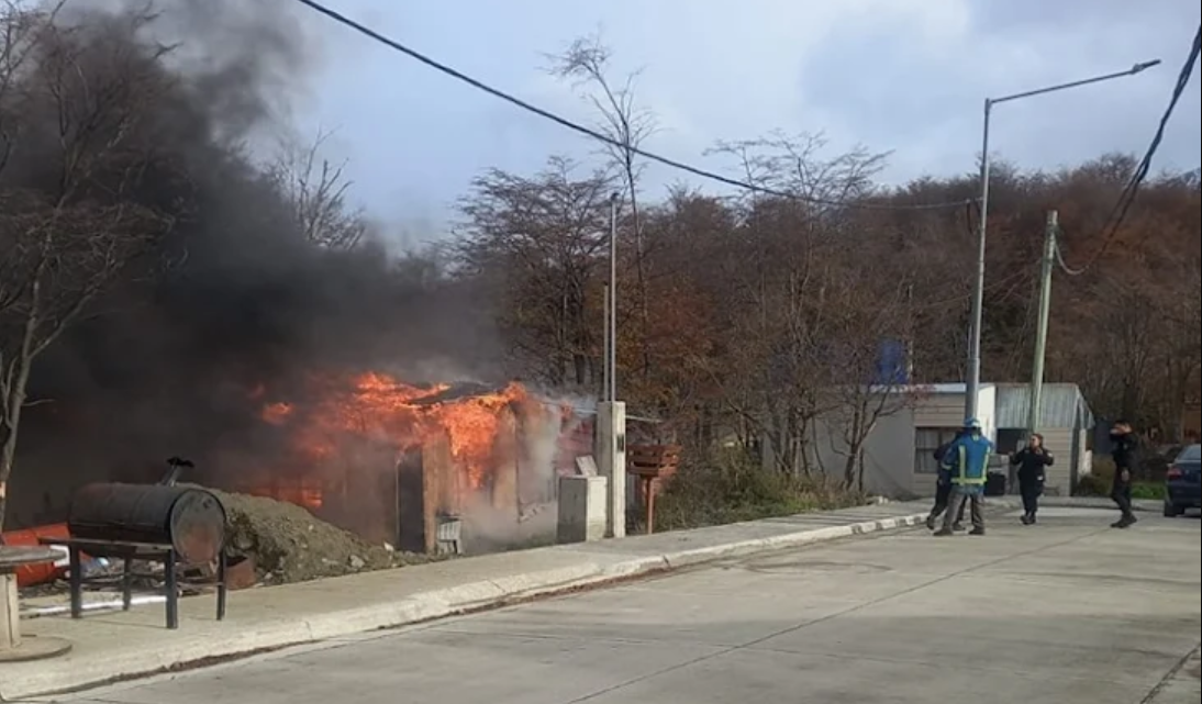 Incendio destruyo una vivienda en Ushuaia