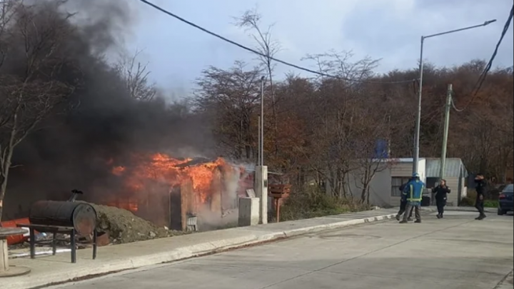 Incendio destruyo una vivienda en Ushuaia
