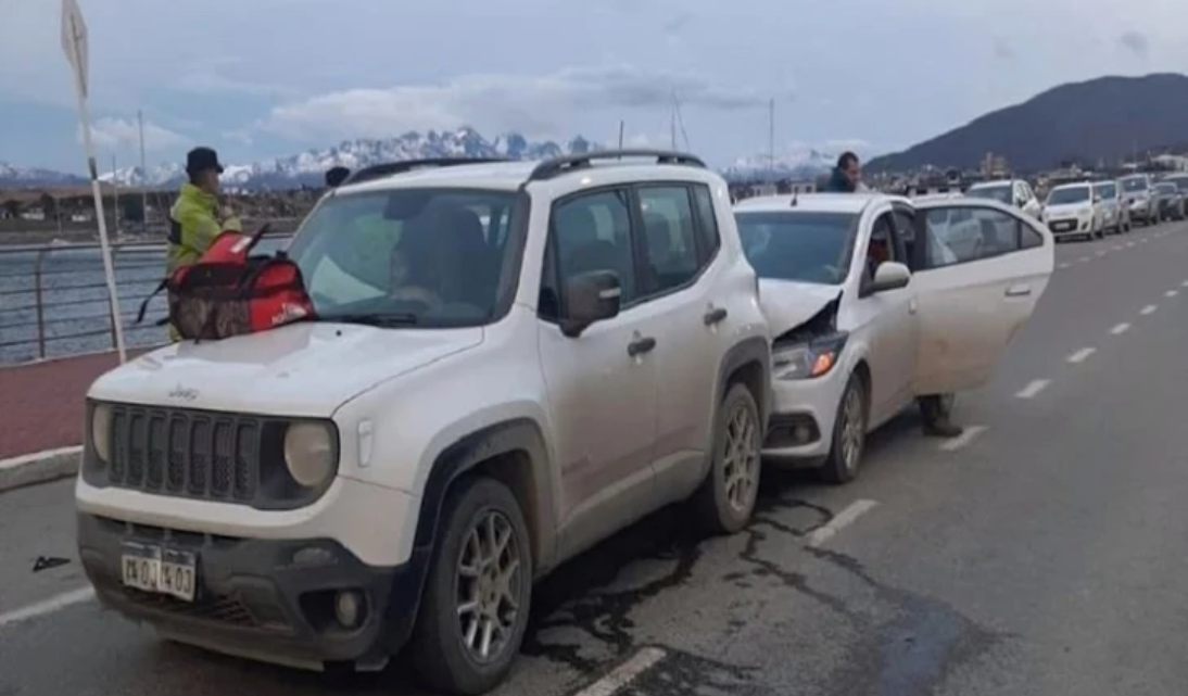 Choque en Ushuaia, dos personas trasladadas al Hospital