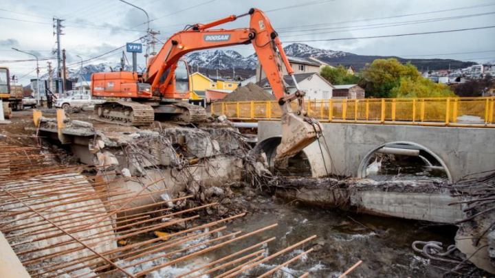 COMENZÓ LA DEMOLICIÓN DEL VIEJO PUENTE SOBRE EL ARROYO GRANDE