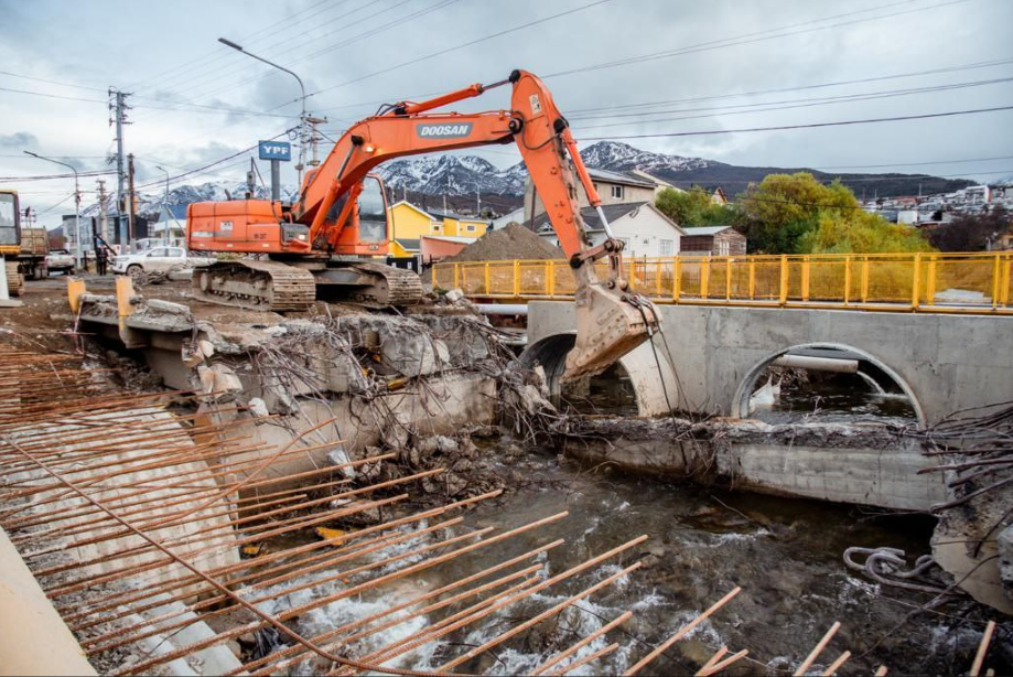 COMENZÓ LA DEMOLICIÓN DEL VIEJO PUENTE SOBRE EL ARROYO GRANDE COMENZÓ LA DEMOLICIÓN DEL VIEJO PUENTE SOBRE EL ARROYO GRANDE