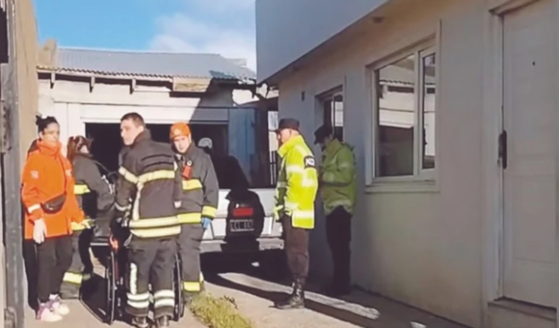 Rescatan a un hombre atrapado entre el auto y la vivienda Rescatan a un hombre atrapado entre el auto y la vivienda
