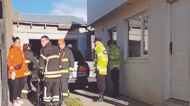Rescatan a un hombre atrapado entre el auto y la vivienda