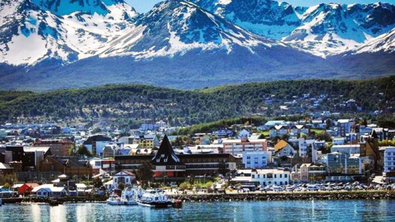 ¿Cuánto cuesta para una familia hospedarse en un hotel cinco estrellas y esquiar en Ushuaia?
