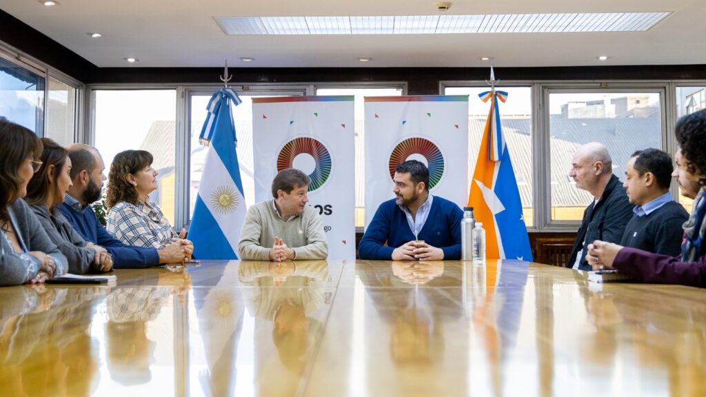 El Gobernador Melella y el intendente Vuoto firmaron un convenio de colaboración para potenciar el espacio del Skate Park El Gobernador Melella y el intendente Vuoto firmaron un convenio de colaboración para potenciar el espacio del Skate Park