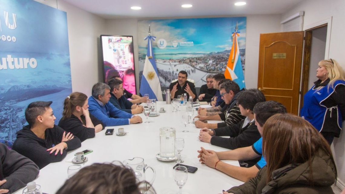 VUOTO ENCABEZÓ EL ENCUENTRO DE LA MESA SALARIAL Y ASEGURÓ QUE ”VAMOS A DAR UN AUMENTO QUE PODAMOS PAGAR” VUOTO ENCABEZÓ EL ENCUENTRO DE LA MESA SALARIAL Y ASEGURÓ QUE ”VAMOS A DAR UN AUMENTO QUE PODAMOS PAGAR”