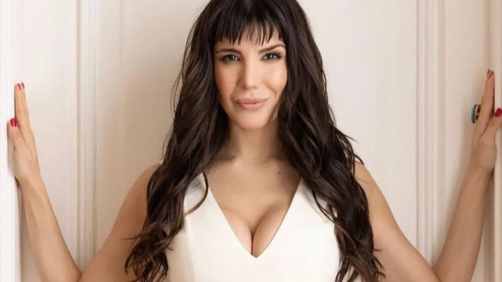 Andrea Rincón recordó el día que se metió al mar sin corpiño con fotos desde Brasil