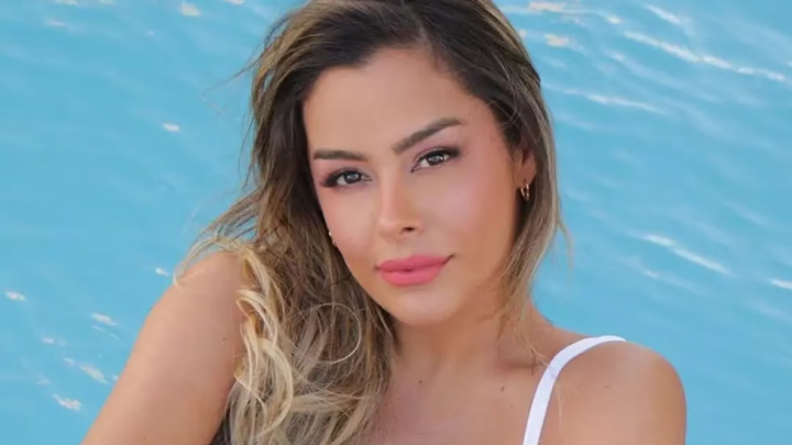 Larissa Riquelme modeló desde la cama en lencería con una pose de alto voltaje