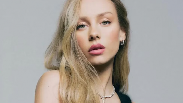 Ester Expósito se fotografió acostada en microbikini e infartó a todos en Instagram