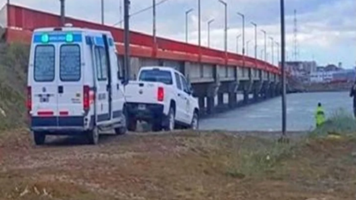 Rescatan a una joven que intento arrojarse del puente Mosconi