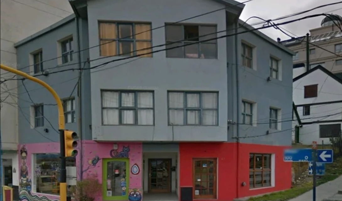 Un hombre escapo de una golpiza arrojandose de un edificio en Ushuaia, dos detenidos Un hombre escapo de una golpiza arrojandose de un edificio en Ushuaia, dos detenidos