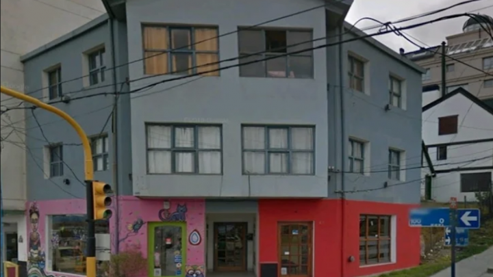 Un hombre escapo de una golpiza arrojandose de un edificio en Ushuaia, dos detenidos Un hombre escapo de una golpiza arrojandose de un edificio en Ushuaia, dos detenidos