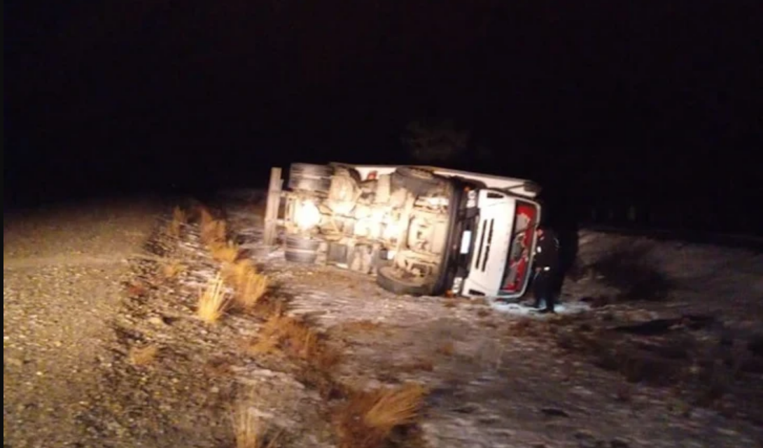 Despiste y vuelco de camion con lesionados en la Ruta 3 Despiste y vuelco de camion con lesionados en la Ruta 3