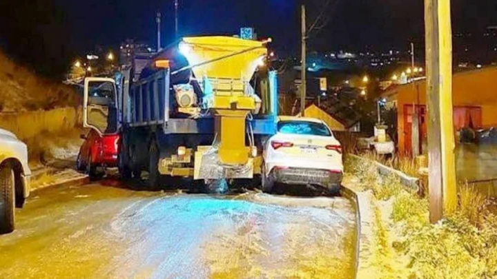 Camion choco a dos vehiculos estacionados en Ushuaia