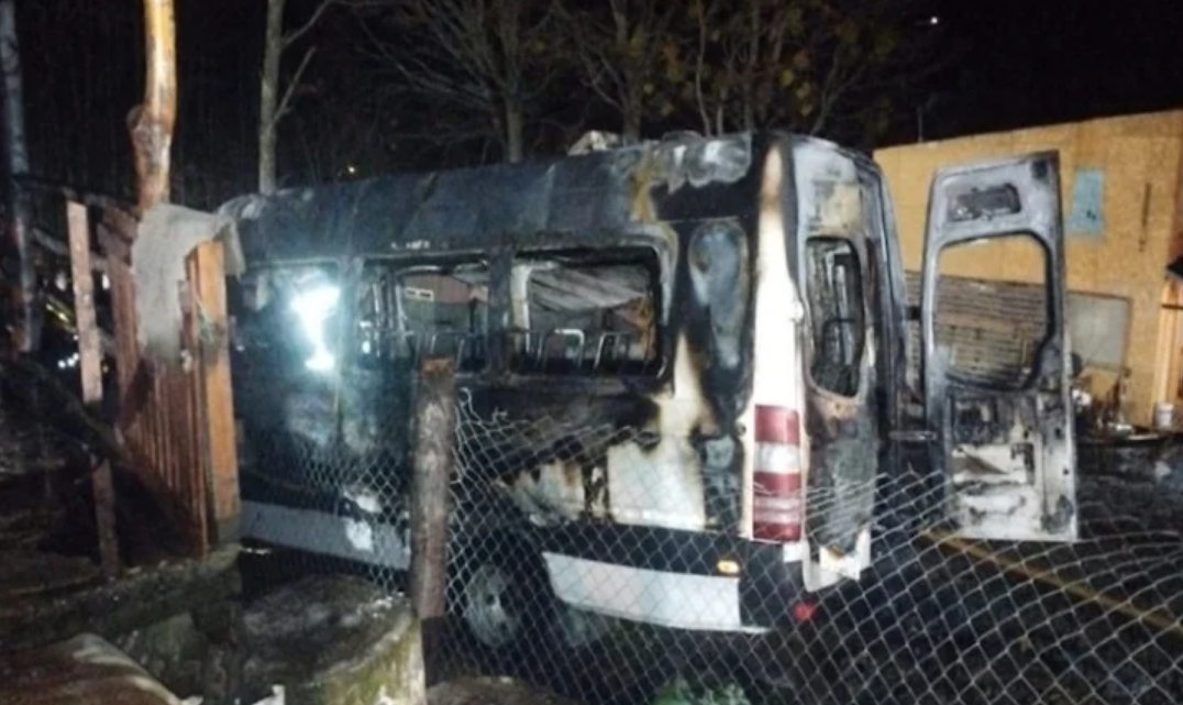 Se incendio una combi y afecto una vivienda en Ushuaia