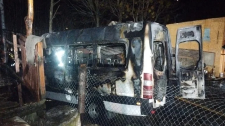 Se incendio una combi y afecto una vivienda en Ushuaia