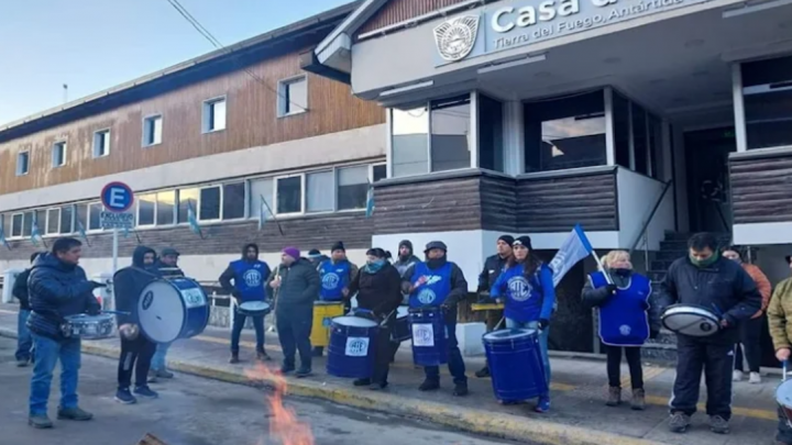 Reclamo de ATE frente a Casa de Gobierno por aumento salarial