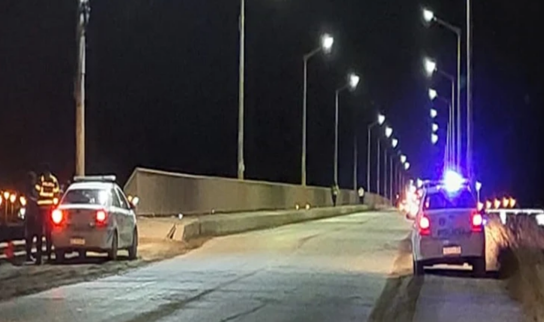 Rescatan a una joven que se arrojo del puente Mosconi