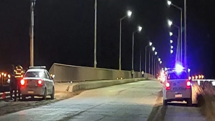 Rescatan a una joven que se arrojo del puente Mosconi