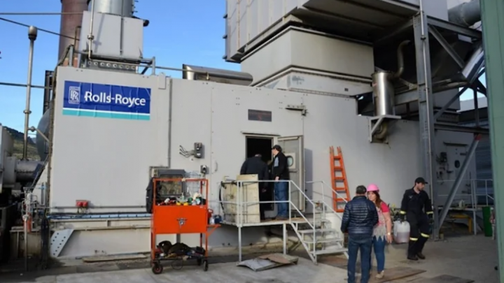 En Ushuaia la turbina Rolls-Royce, esta atada con alambres