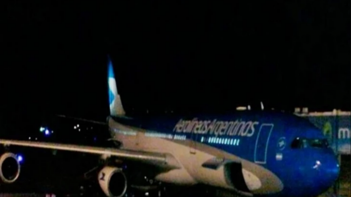 Avion con destino a TDF aterrizo de emergencia en Chubut por pasajera descompensada