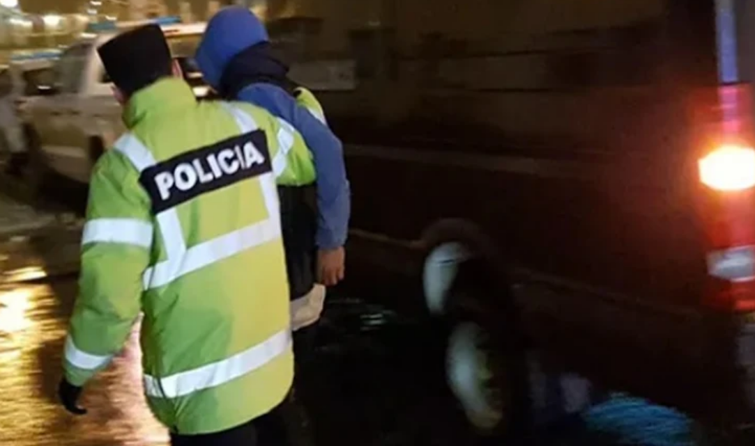 Conductor detenido al dormirse borracho en el medio de la calle en Ushuaia