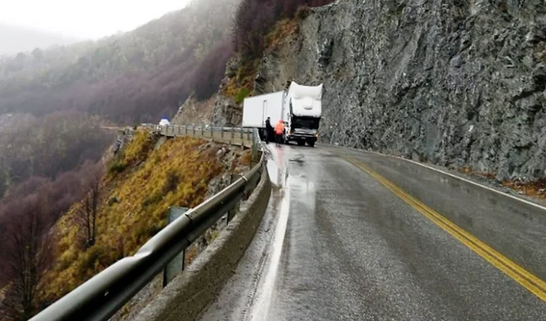 Camion cruzado en la Ruta 3 en la zona del Garibaldi
