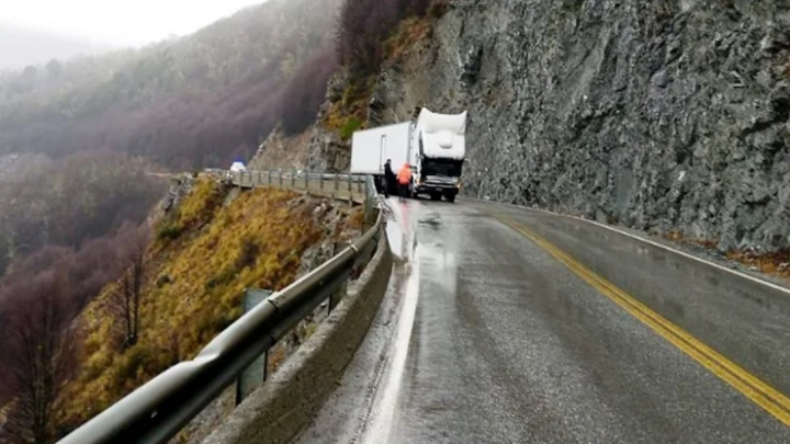 Camion cruzado en la Ruta 3 en la zona del Garibaldi