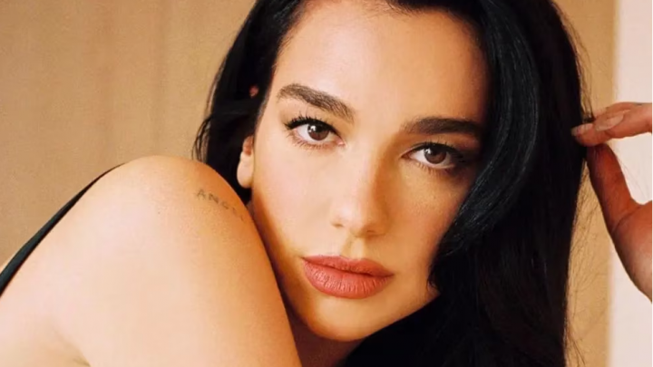 Dua Lipa subió la temperatura y se mostró en nanokini tejida