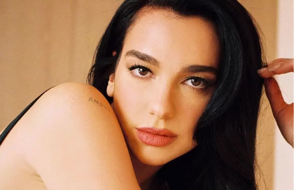 Dua Lipa subió la temperatura y se mostró en nanokini tejida