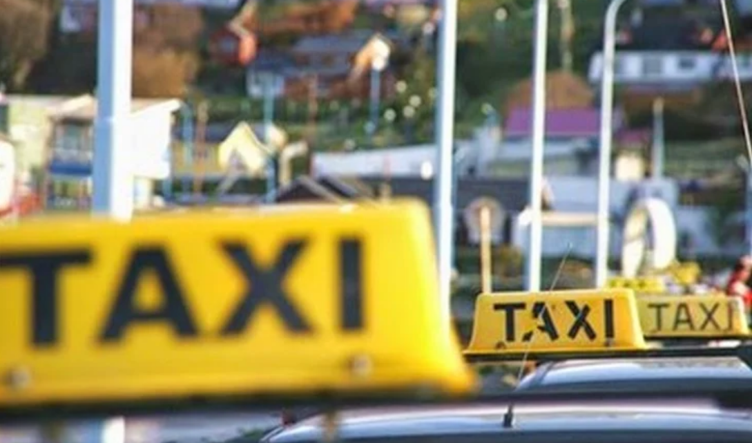 Taxista Ushuaia, piden aumento de tarifa del 69,1%, bajada de bandera a 500 pesos Taxista Ushuaia, piden aumento de tarifa del 69,1%, bajada de bandera a 500 pesos