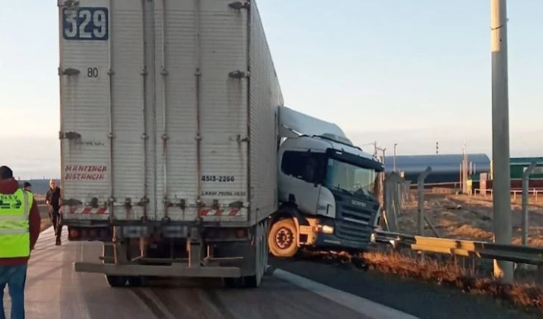 Despiste de un camion en la Ruta 3, sin lesionados Despiste de un camion en la Ruta 3, sin lesionados
