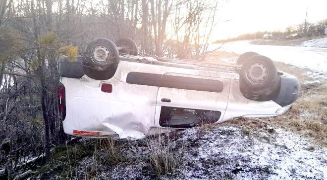 Con ruedas de invierno y todo, terminó volcando