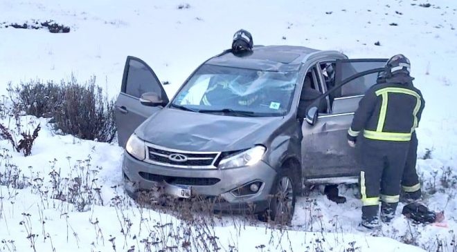 Conductora resulta lesionada en un vuelco
