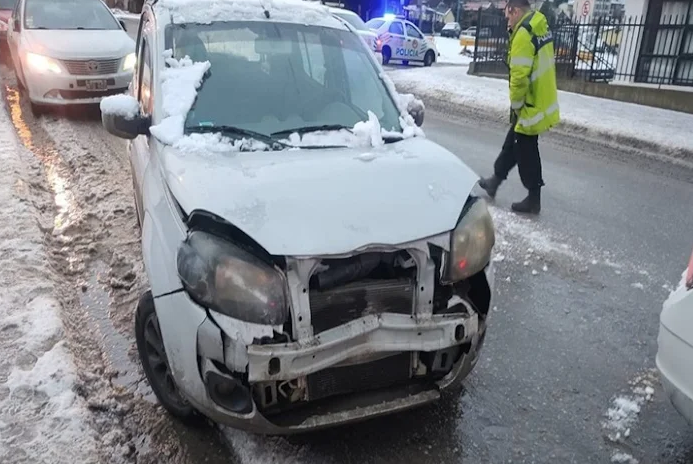 Conductor distraido provoco un triple choque en Ushuaia, sin lesionados Conductor distraido provoco un triple choque en Ushuaia, sin lesionados