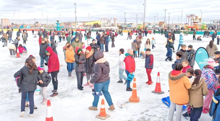 Riograndenses disfrutan masivamente de la pista de patinaje del Cono de Sombra