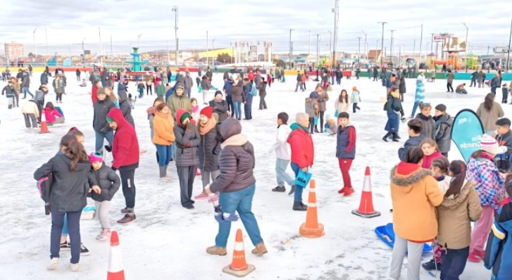 Riograndenses disfrutan masivamente de la pista de patinaje del Cono de Sombra