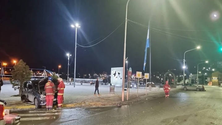 Triple choque en Ushuaia frente a la plaza Malvinas Argentinas