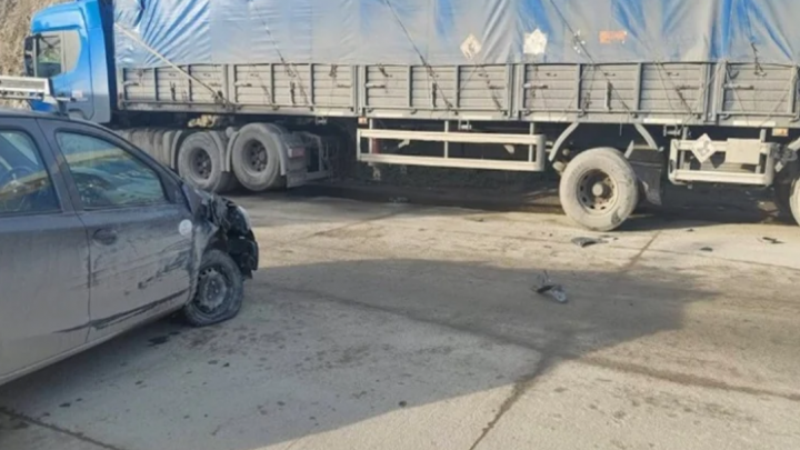 Choque a un camion estacionado en la zona de La Anonima de Perito Moreno en Ushuaia