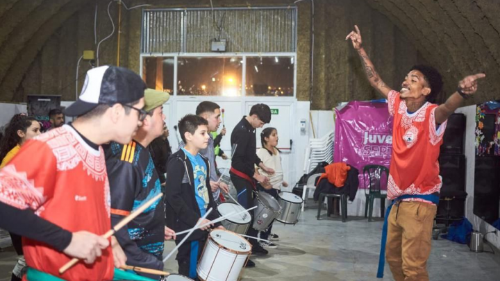 LA SECRETARÍA DE CULTURA Y EDUCACIÓN ACOMPAÑÓ EL TALLER DE “MOVIMIENTO CON TAMBORES” EN LA ASOCIACIÓN CIVIL “REENCONTRÁNDONOS”