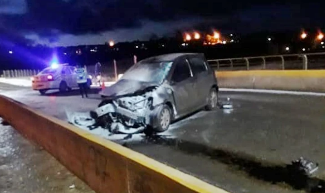 Robo un auto y lo choco contra el muro en la zona del Pipo en Ushuaia