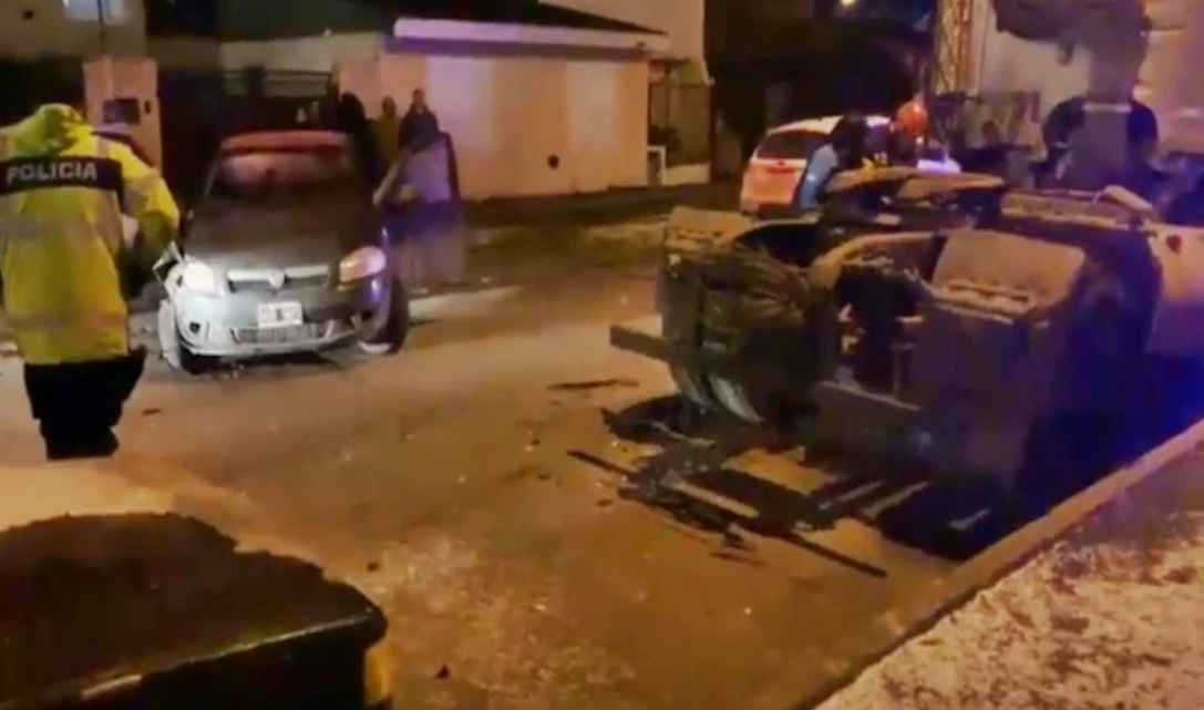 Borracho choco a un camion y un auto estacionado