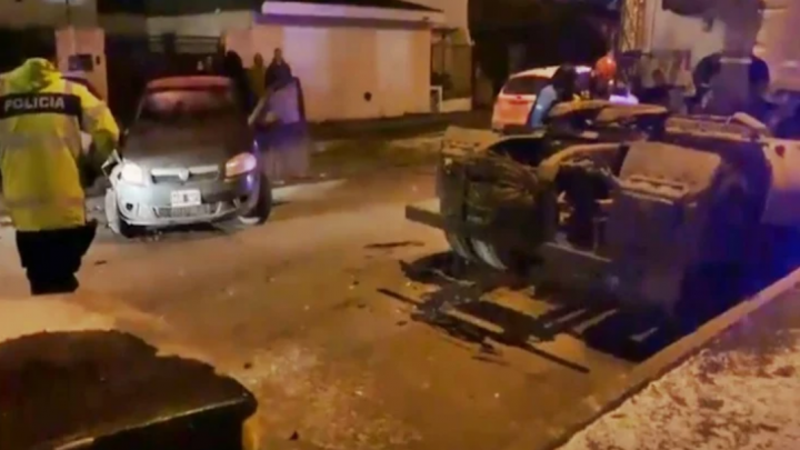 Borracho choco a un camion y un auto estacionado