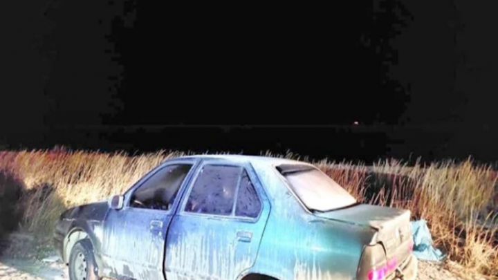 Dejo el auto encendido en la puerta de un bar y se lo robaron
