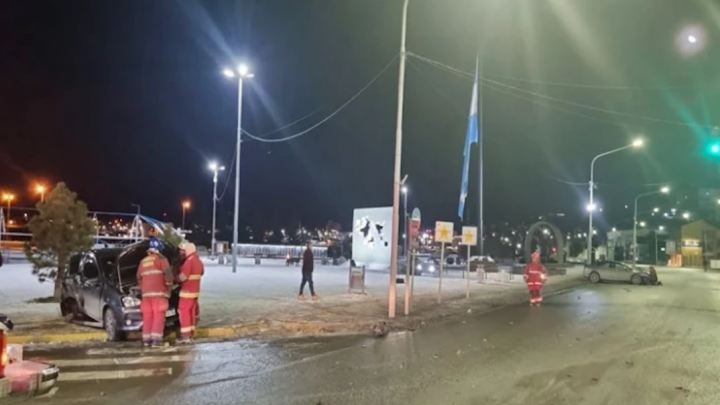 Triple choque en Ushuaia frente a la plaza Malvinas Argentinas